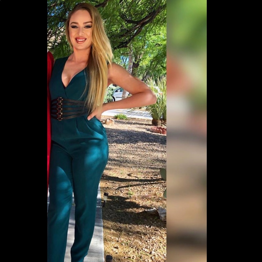 ❌SOLD❌ 
Forever 21 Women’s M Green Jumpsuit